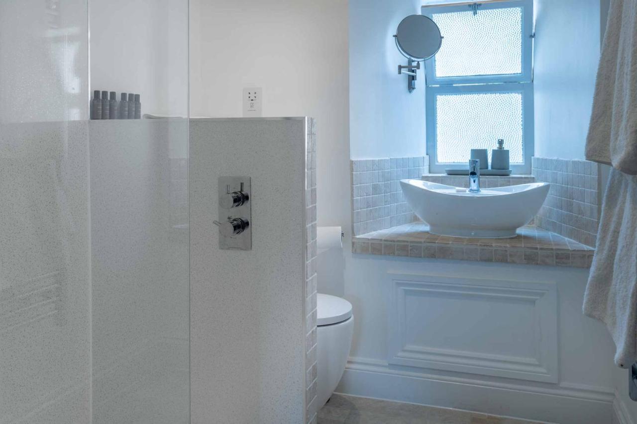 Beautiful Modern 1 Bedroom Apartment, City Centre Bath Extérieur photo